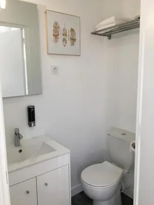 Salle de bains dans l'établissement Le Bahia centre la Brèche wifi linge de pressing