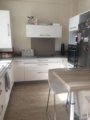 Cuisine ou kitchenette dans l'établissement Maison de centre-ville
