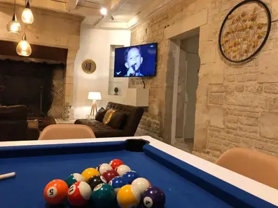 Télévision ou salle de divertissement dans l'établissement Villa Donna jacuzzi jardin billard centre la Brèche