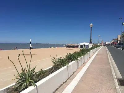Vue générale sur la mer ou vue sur la mer prise depuis l'appartement