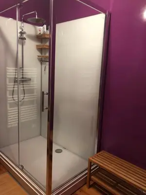 Salle de bains dans l'établissement Chez Savary