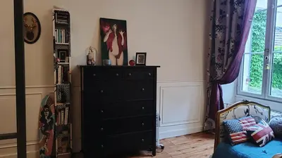Bibliothèque dans le séjour chez l'habitant