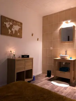 Un ou plusieurs lits dans un hébergement de l'établissement chambre double avec salle de bain privative