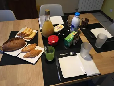 Nourriture dans le séjour chez l'habitant ou à proximité