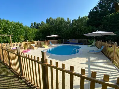 Piscine de l'établissement Le Gîte au Coin des Abeilles ou située à proximité
