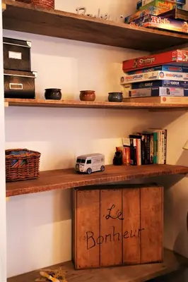 Bibliothèque dans la maison de vacances