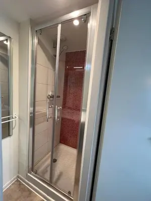 Salle de bains dans l'établissement Contact Hôtel Fontenay le Comte