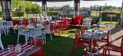 Restaurant ou autre lieu de restauration dans l'établissement Contact Hôtel Fontenay le Comte