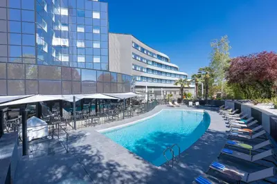 Piscine de l'établissement Novotel Poitiers Site du Futuroscope ou située à proximité