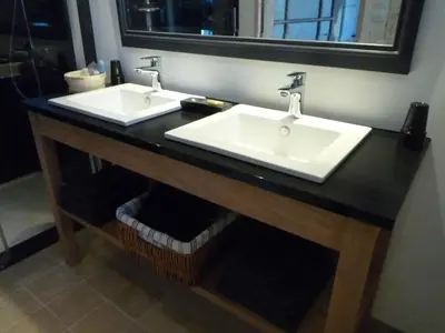 Salle de bains dans l'établissement Le Logis de Miserè