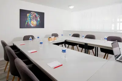 Espace de conférence ou salle de réunion dans l'établissement Séjours & Affaires Poitiers Lamartine