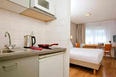 Cuisine ou kitchenette dans l'établissement Séjours & Affaires Poitiers Lamartine