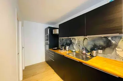 Cuisine ou kitchenette dans l'établissement Studio moderne rénové