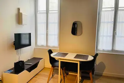 Télévision ou salle de divertissement dans l'établissement Studio moderne rénové