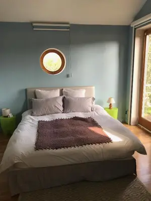 Un ou plusieurs lits dans un hébergement de l'établissement Vraie chambre d'hôtes jusqu'à 4 pers, stationnement gratuit, prise batterie