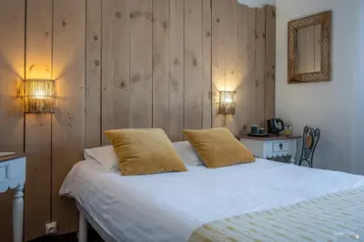 Un ou plusieurs lits dans un hébergement de l'établissement Hotel La Roseraie