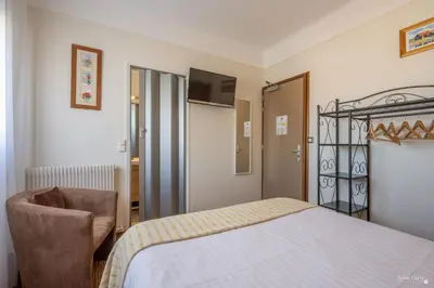 Un ou plusieurs lits dans un hébergement de l'établissement Hotel La Roseraie
