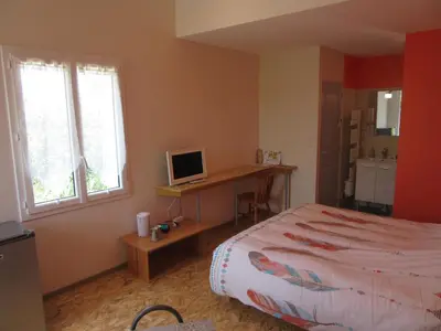 Télévision ou salle de divertissement dans l'établissement MARANATHA