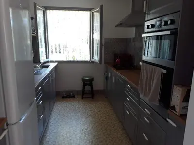 Cuisine ou kitchenette dans l'établissement Quatre Saisons