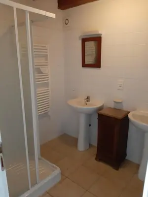 Salle de bains dans l'établissement Wisteria Cottage