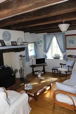 Coin salon dans l'établissement Charoul'Hôtes Gîtes et roulotte insolite