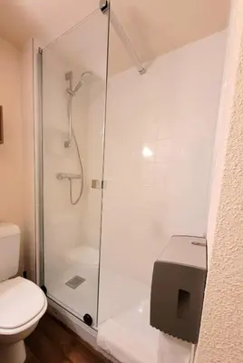 Salle de bains dans l'établissement Contact Hôtel Solana, Niort MendesFrance