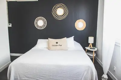 Un ou plusieurs lits dans un hébergement de l'établissement Hôtel Restaurant L'Atelier des Cousins