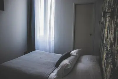 Un ou plusieurs lits dans un hébergement de l'établissement Hôtel Restaurant L'Atelier des Cousins