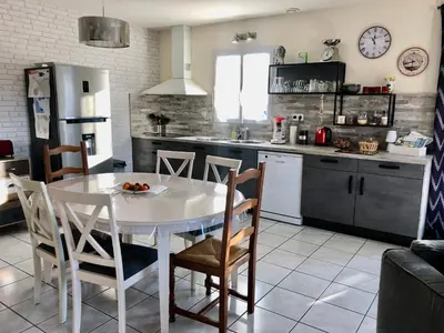 Cuisine ou kitchenette dans l'établissement LE RENDEZ VOUS DES VACANCES