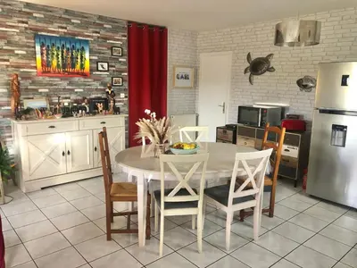 Cuisine ou kitchenette dans l'établissement LE RENDEZ VOUS DES VACANCES