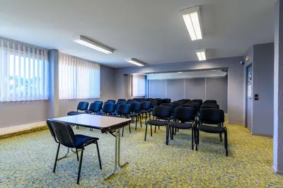 Espace de conférence ou salle de réunion dans l'établissement Hôtel Akena Poitiers Nord Futuroscope