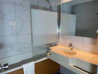 Salle de bains dans l'établissement Hôtel Akena Poitiers Nord Futuroscope