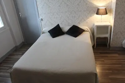Un ou plusieurs lits dans un hébergement de l'établissement Hotel Au Chapon Fin