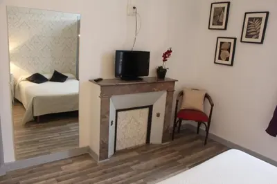 Un ou plusieurs lits dans un hébergement de l'établissement Hotel Au Chapon Fin