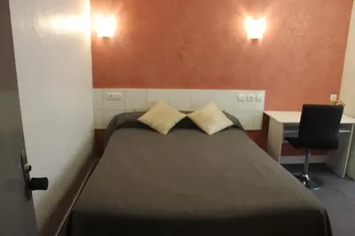 Un ou plusieurs lits dans un hébergement de l'établissement Hotel Au Chapon Fin
