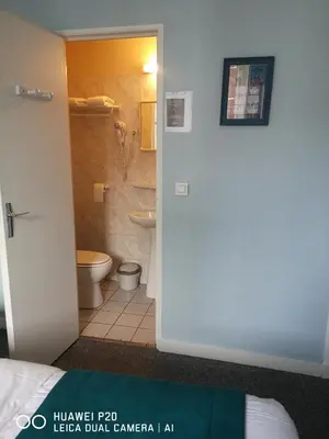 Salle de bains dans l'établissement Hôtel Le Memphis