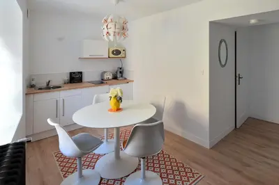 Cuisine ou kitchenette dans l'établissement Logement Cosy à 5mn du Futuroscope