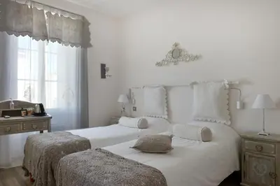 Un ou plusieurs lits dans un hébergement de l'établissement Grand Hôtel des Bains SPA