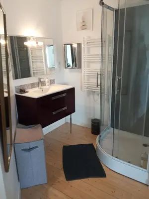 Salle de bains dans l'établissement Le Cosy