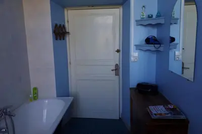 Salle de bains dans l'établissement La Cure du Maine Charles