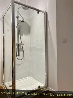 Salle de bains dans l'établissement Les Appartements du Pont Joubert