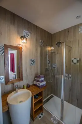 Salle de bains dans l'établissement Les Cuves - Saintes