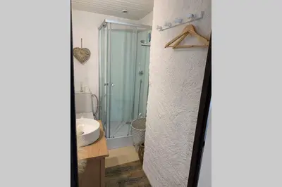 Salle de bains dans l'établissement Le Pilori - Centre Historique, en face du musée du Pilori, à 2mn à pied de l'hyper centre et proche toutes commodités, WIFI-Netflix