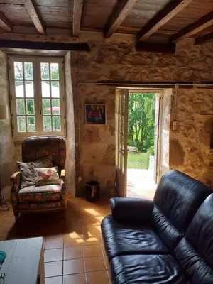 Coin salon dans l'établissement Gîte Moulin de Ludièras