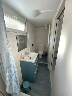 Salle de bains dans l'établissement CENTRE CHATELAILLON GRAND T2** AVEC COUR 100mPLAGE