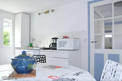 Cuisine ou kitchenette dans l'établissement CENTRE CHATELAILLON GRAND T2** AVEC COUR 100mPLAGE