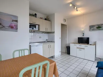 Cuisine ou kitchenette dans l'établissement Châtelaillon-Plage : T2 panoramique sur la mer pour 2 avec piscine - FR-1-258-185