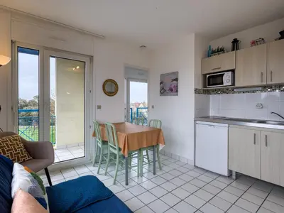 Cuisine ou kitchenette dans l'établissement Châtelaillon-Plage : T2 panoramique sur la mer pour 2 avec piscine - FR-1-258-185