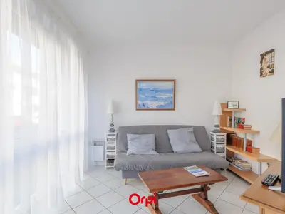 Coin salon dans l'établissement Appartement T2 à 50m de la plage avec piscine, tennis et balcon - Châtelaillon-Plage - FR-1-258-187