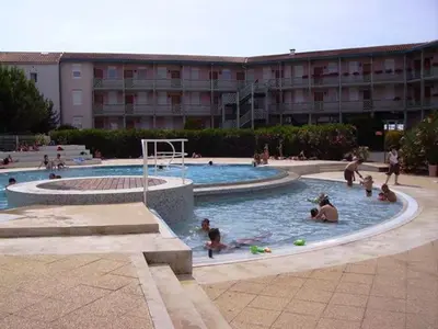 Piscine de l'établissement Appartement T2 à 50m de la plage avec piscine, tennis et balcon - Châtelaillon-Plage - FR-1-258-187 ou située à proximité